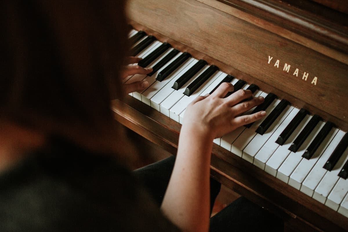 Un professeur de musique donne un cours de piano dans une ambiance chaleureuse
