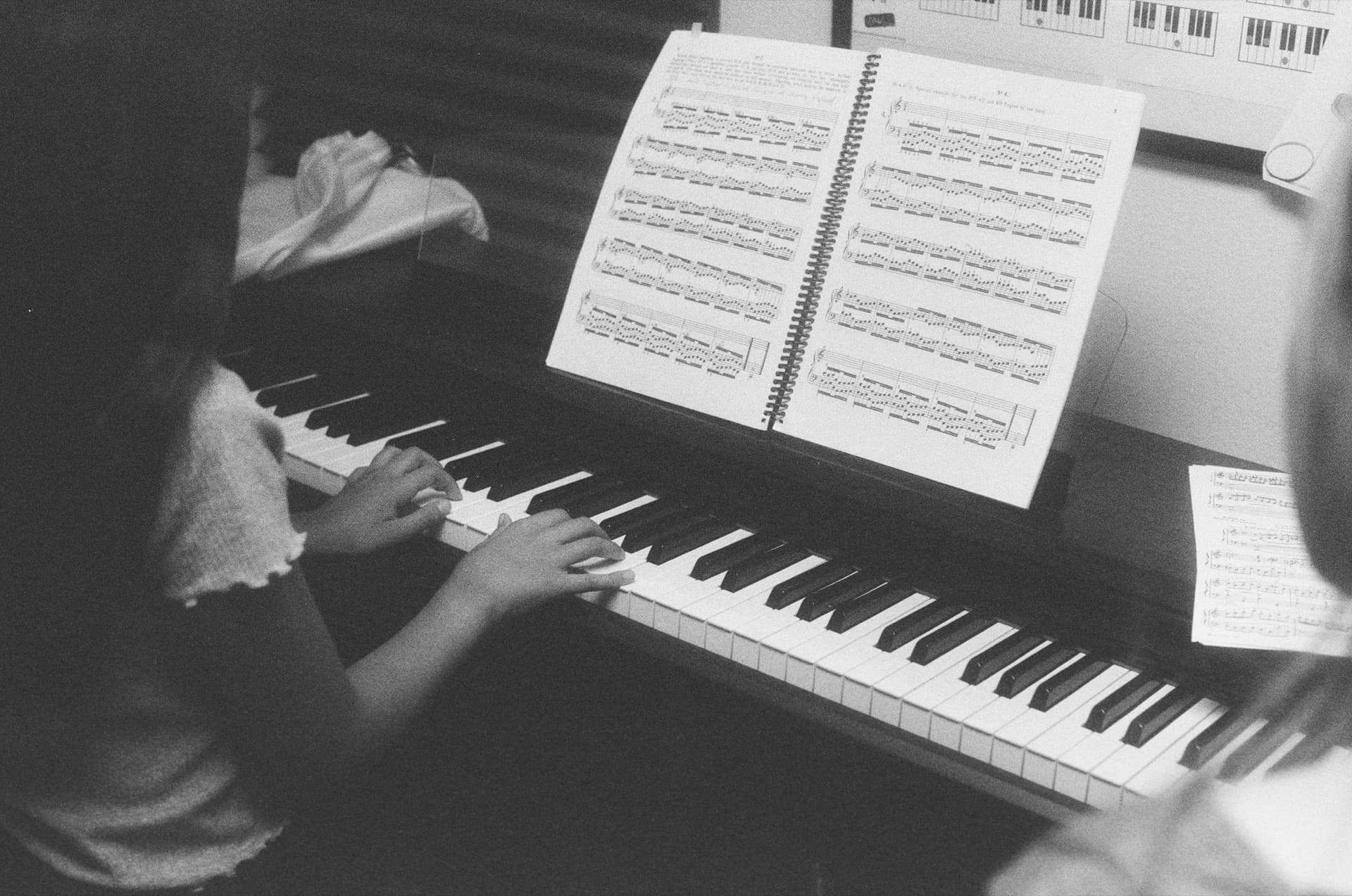 Élève pratiquant le piano avec une partition